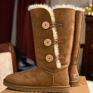 Ugg w/ bailey button triplet size 9